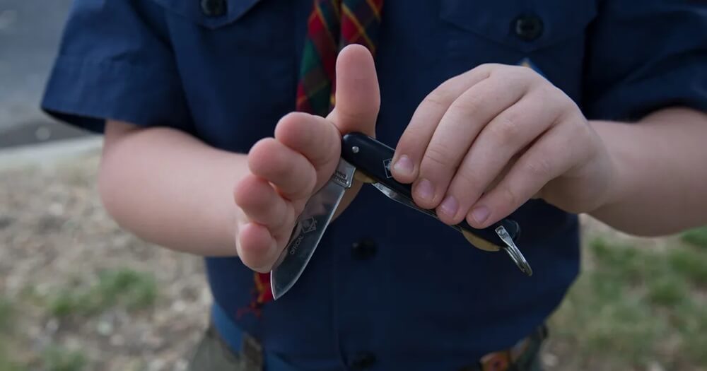 How to Close a Pocket Knife Safely