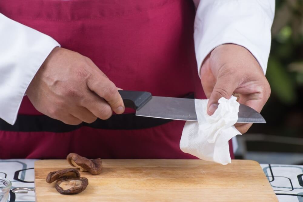 When Must a Knife Be Cleaned and Sanitized